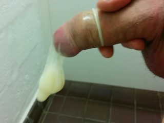 Enchendo o Preservativo com Esperma no Banheiro Público - SlugsOfCumGuy