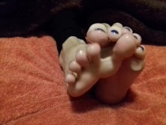 Rubbing cum on my toes and soles - cum on feet
