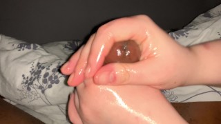 Masturbazione con la mano enorme Sborrata: il suo cazzo sbavava come un imbecille mentre lo masturbavo. P1