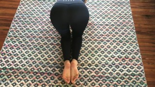 Novinha com os pés perfeitos fazendo ioga