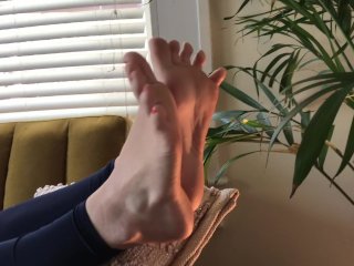 solo female, scrunch, foot, wrinkled soles