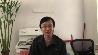 Я сижу и обедаю с изгоями общества, потому что нам всем нужен друг