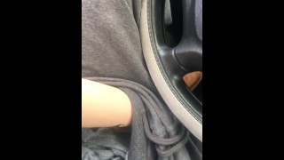 Ładny Bałagan Masturbuje Się Na Publicznym Parkingu