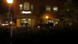 MiiHoe Lutscht Schwanz in der Öffentlichkeit auf der Straße