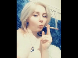 Горячая блондинка подросток курит