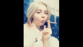Heißer blonder Teenager raucht