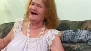 歯のないおばあちゃんはコックを吸って犯される