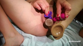 моя девушка боится четырех фаллоимитаторов, чем только одного! Вот она и выпячивает киску!!