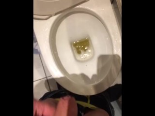 Большой подростковый член писает