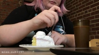 come pastel conmigo en la cafetería de mi escuela