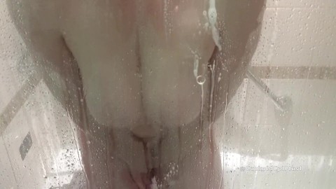 Tiempo de ducha - Lavando mis tetas 36G