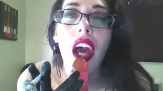 Курение в латексных перчатках