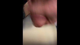 Corrida en avión - Paja de milla alta - Baño del avión masturbándose