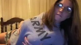 Moglie dell'esercito dalle grandi tette che si masturba con un giocattolo in webcam