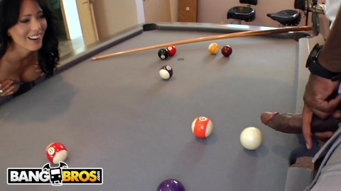 BANGBROS - Zoey Holloway joue avec la grosse bite Black de piscine de Rico Strong