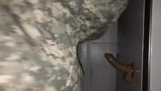 黑人士兵骑着假阳具和射精 pt 1