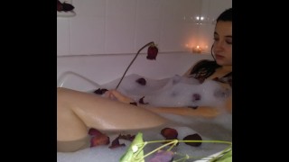 Фотосессия в розовой ванне - Reini Rollins