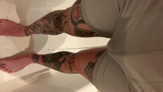 纹身的家伙湿拳击手