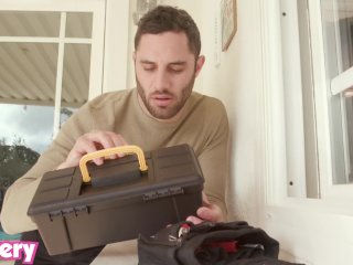 Trickery - Zoey Monroe fucks the fake electrician screenshot number 1