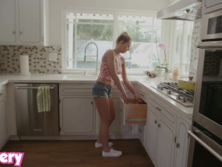 Trickery - Zoey Monroe fucks the fake electrician screenshot number 2