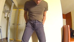 在酒店房间里尿裤子