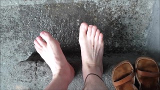 От короткого к короткому: парень подстригает ногти на ногах (секса нет, только любители ног)