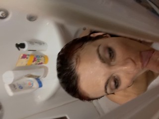 Moglie tettona spiata sottola doccia con_pompino