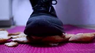 Bread Crush and Fitness（运动鞋和赤脚）