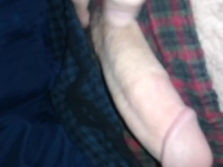 ERSTES VIDEO Großer Kerl Benutzt Eigene Spucke Zum Wichsen, Spielt Mit Sperma Auf Seinem Schwanz