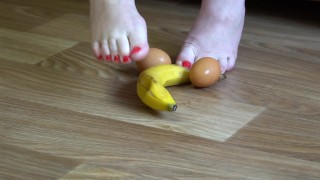 太った足素足は容赦なくバナナと生の卵を踏みにじった。Crush Fetish。
