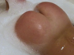 Big tits milf enjoys her foamy bath - Rate my sexy wet ass and boobs 4К