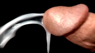 Excentriek en pretentieus: Een lul die sperma schiet.