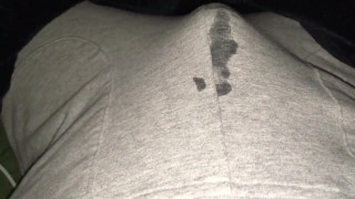 Masturbazione Della Pancia Rigonfiamento Dello Stomaco Mi Fa Venire In Pantaloni Della Tuta Grigi