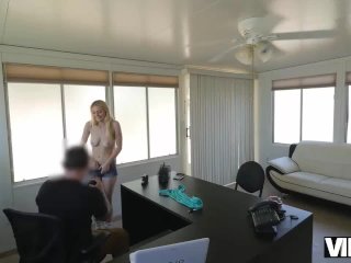 VIP4K. La guapa rubia Allie con mucho gusto le da su mariquita a un agente