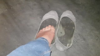 私の非常に汚れた平らな靴と私の臭い足のフランス語の話