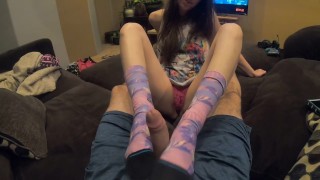 性感的 Sockjob 在 紫色 姿态 袜子
