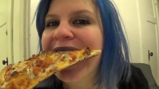 Stoned Goth meisje eet pizza