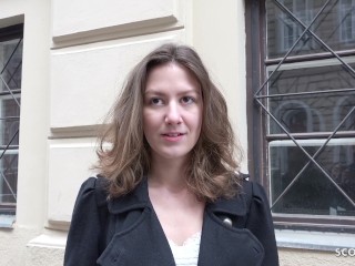GERMAN SCOUT - Une étudiante Alessandra Parler Pour Baiser à Public Agent Casting