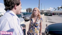 Trickery - April O'Neil auf den Knien lutscht Schwänze, um aus einem Ticket herauszukommen