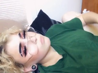 Desperate Teen makes herself Squirt in a Minute