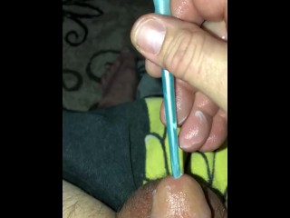 Пытаюсь засунуть маленькую дырочку пениса кистью