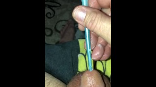 Tentando encher o pequeno buraco do pênis com pincel