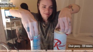 camgirl gets busy with both hands