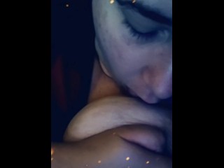 Вылизываю свои большие сиськи!