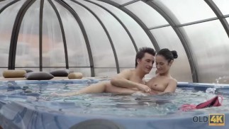 OLD4K的。开朗的老绅士和高挑苗条的模特做爱