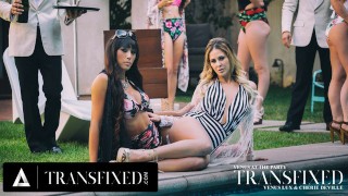 TRANSFIXED - Venus Lux e MILF Cherie DeVille Cena Completa de Sexo Erótico!