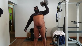 在健身房里裸体锻炼，让我的黑鸡巴摆动，享受一些乐趣