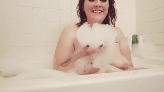 Sexy. Bbw. Ellie Plays com sua buceta no banho