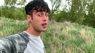 Pissen Öffentlichkeit Unbeschnittener Schwanz mit Ringen auf Eiern 4k