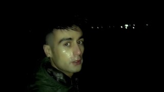 Nachtspaziergang Im Freien Mit Mit Sperma Bedecktem Gesicht Und Spermaverkostung